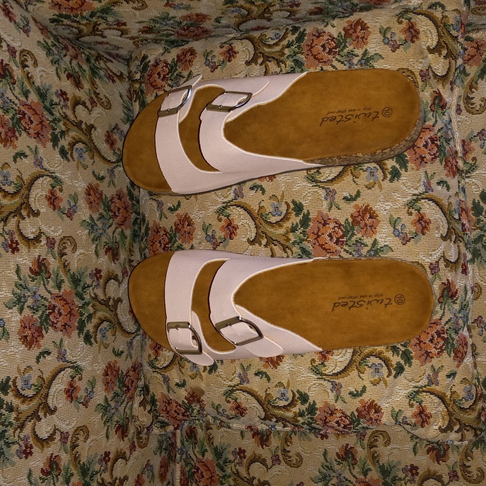 Two Striped Band Women's Sandal Size:10 excellent condition Very Fashionable
